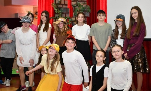 „Brzydkie kaczątko” – występ koła teatralnego 