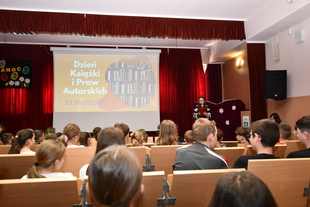 Aula z dziećmi podczas apelu Aula z dziećmi podczas apelu