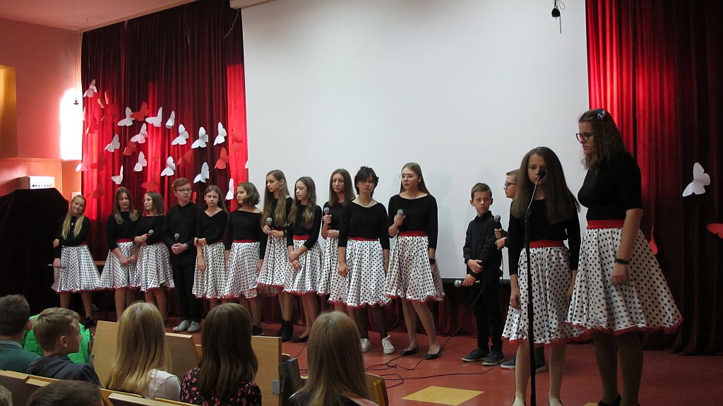 Chór szkolny śpiewający podczas Dnia Edukacji Narodowej
