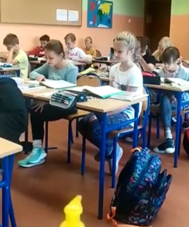 Uczniowie podczas głośnego czytania książki