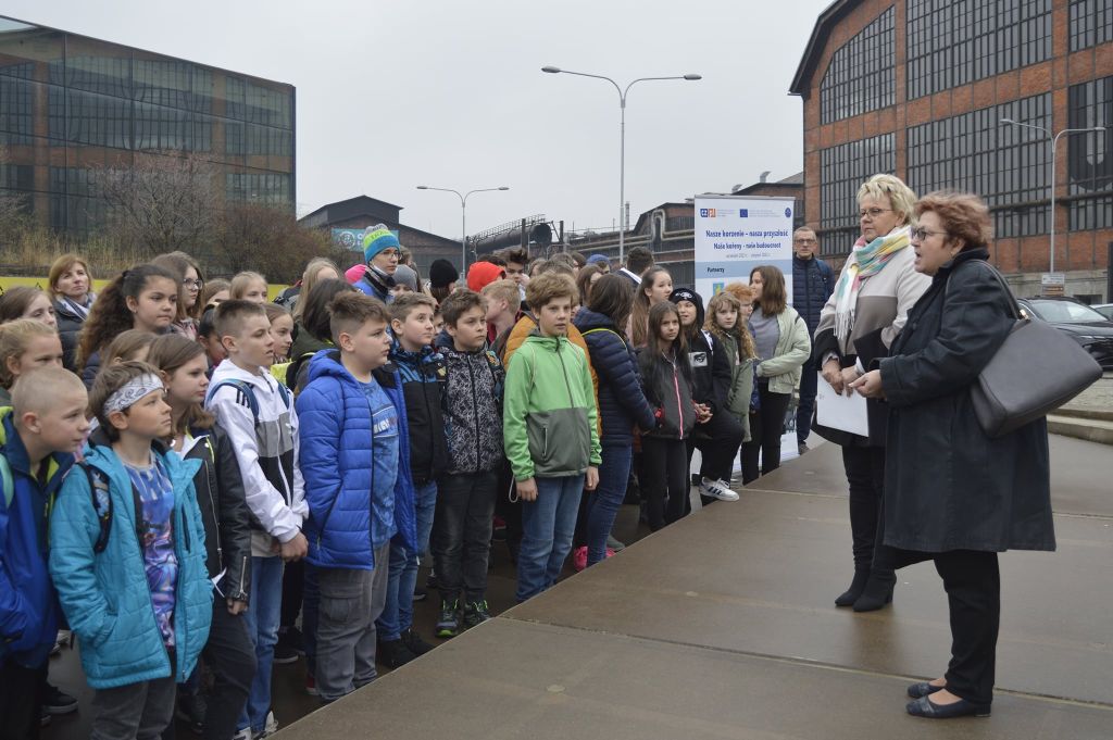 Uczniowie polscy i czescy przed budynkiem Świata Techniki