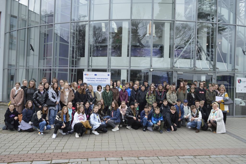 Uczniowie przed Planetarium w Ostravie