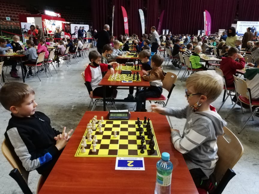 Dzieci podczas rozgrywek szachowych